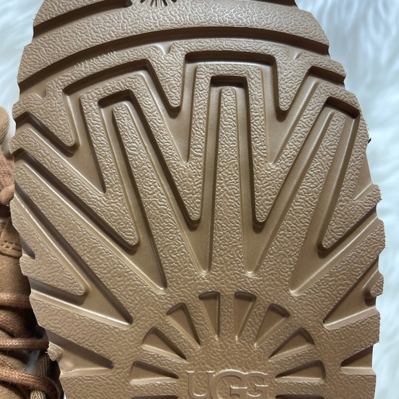 ❣️SOLD❣️Ugg Harkley Boots - Picture 5 of 9